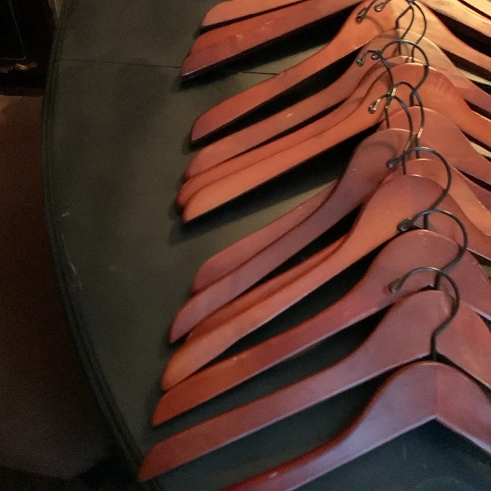 Set of 16 wooden hangers - Picture 3 of 4